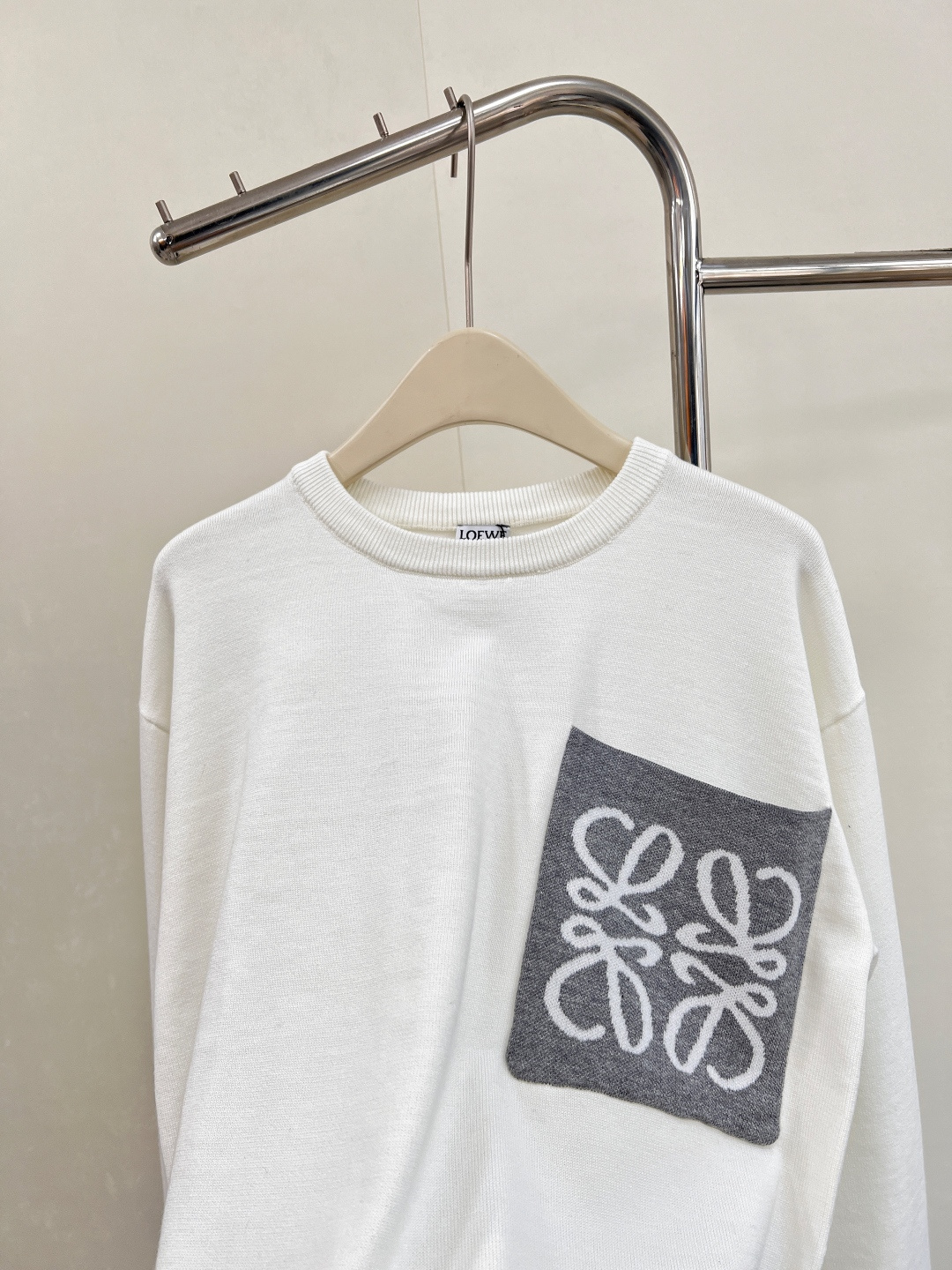 🆕 LOEWE logo撞色胸前口袋羊毛针织衫，入秋的慵懒感穿搭🍂 奶油白色也太温柔了叭～胸前的撞色lo