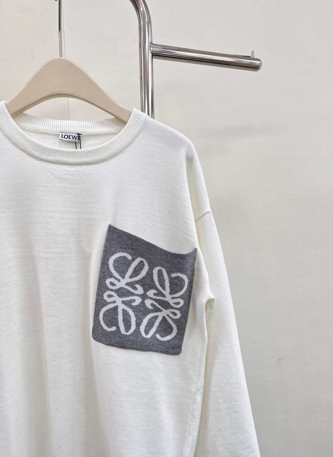 🆕 LOEWE logo撞色胸前口袋羊毛针织衫，入秋的慵懒感穿搭🍂 奶油白色也太温柔了叭～胸前的撞色lo