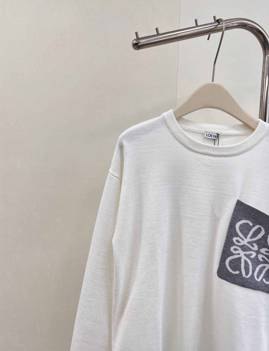 🆕 LOEWE logo撞色胸前口袋羊毛针织衫，入秋的慵懒感穿搭🍂 奶油白色也太温柔了叭～胸前的撞色lo