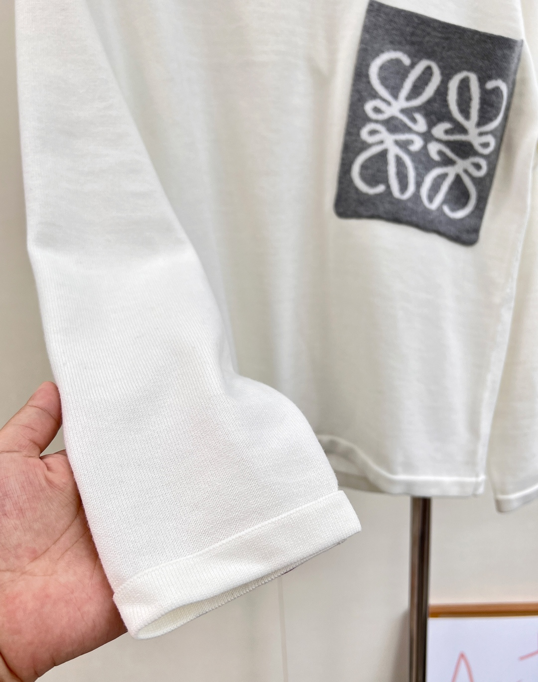 🆕 LOEWE logo撞色胸前口袋羊毛针织衫，入秋的慵懒感穿搭🍂 奶油白色也太温柔了叭～胸前的撞色lo