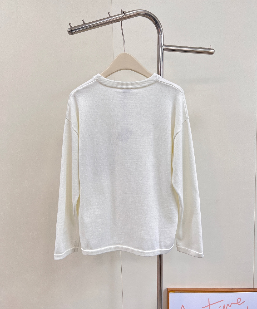 🆕 LOEWE logo撞色胸前口袋羊毛针织衫，入秋的慵懒感穿搭🍂 奶油白色也太温柔了叭～胸前的撞色lo