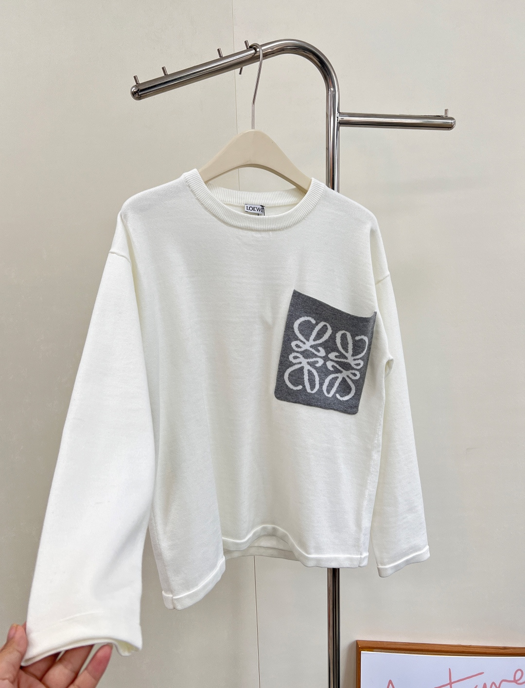 🆕 LOEWE logo撞色胸前口袋羊毛针织衫，入秋的慵懒感穿搭🍂 奶油白色也太温柔了叭～胸前的撞色lo