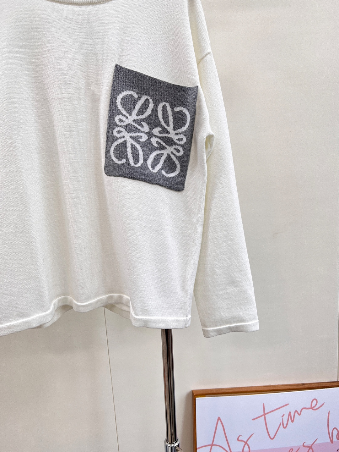 🆕 LOEWE logo撞色胸前口袋羊毛针织衫，入秋的慵懒感穿搭🍂 奶油白色也太温柔了叭～胸前的撞色lo