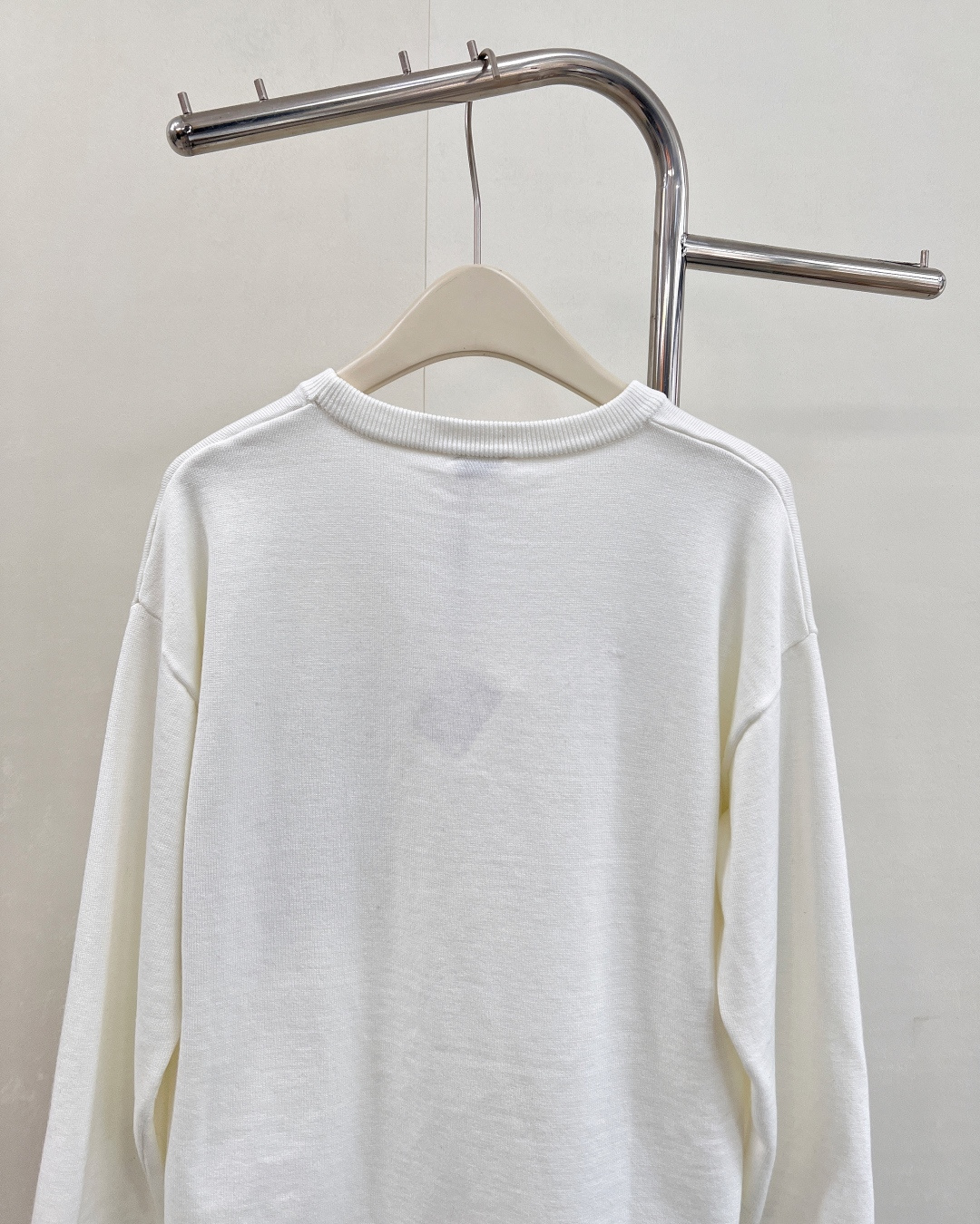 🆕 LOEWE logo撞色胸前口袋羊毛针织衫，入秋的慵懒感穿搭🍂 奶油白色也太温柔了叭～胸前的撞色lo