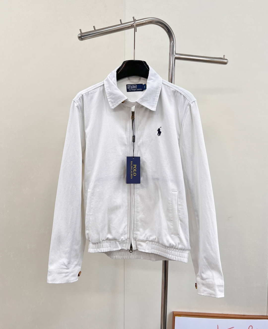 NO:560527,Ralph Lauren veteran blue and white contrasting lapel pony embroidered veteran jacket. The fabric is made of wash-free twill washed cotton. It is soft and tangible. Customized laser tortoise shell. RL original hand-stitched buckle. Vintage bronze natural paint double zipper. Gentle retro white stand-up collar. Versatile jacket. The upper body is very slim. Versatile model YYDS~ The upper body is simple and easy to match. A must-have for goddess ootd. Good-looking clothes are never picky. Must-have items in goddess wardrobe.  Can be casual or formal. Gentle retro lapel versatile jacket. The upper body is very flattering. Versatile model YYDS~ The upper body is simple and easy to match. Good-looking clothes are never picky. A must-have in the goddess's wardrobe!  Lazy and relaxed loose short jacket, versatile jacket and small coat have become the fashion focus of this season, complete with three standards, two colors, size sml,,loro piana,jackets & coats,jackets & coats,alexander wang19860909Ralph Lauren拉夫劳伦老干部青花撞色翻领小马刺绣老干部夹克外套 面料采用免洗斜纹洗水棉布 柔软且有形 定制激光玳瑁 RL原版手缝扣 Vintage古铜色自然烤漆双开拉链 温柔复古白立领百搭夹克外套 上身非常显个子身材 百搭款YYDS~ 上身简约易搭 女神ootd必备款 好看的衣服从不挑人 女神衣柜必入推荐 可休闲可正式 温柔复古翻领百搭夹克外套 上身非常显个子身材 百搭款YYDS~ 上身简约易搭 好看的衣服从不挑人 女神衣柜必入推荐！ 慵懒松弛感宽松短款夹克衫 万能夹克小外套成为这个季节的时尚焦点,三标齐全,两色出 尺码sml 编,,loro piana,jackets & coats,jackets & coats,alexander wang,Women's clothing