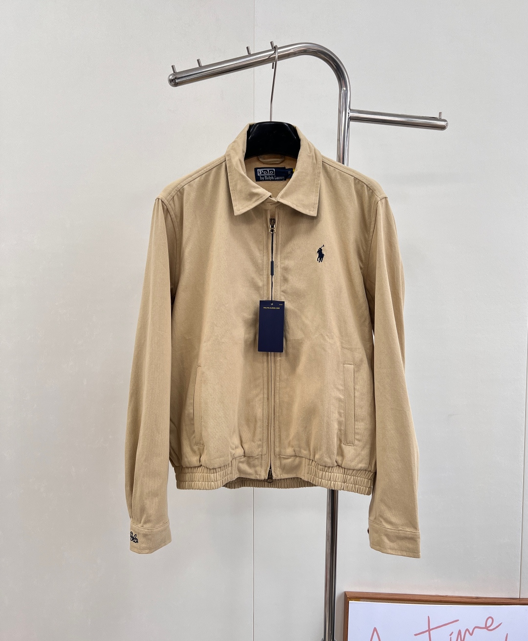 NO:560517,Ralph Lauren veteran blue and white contrasting lapel pony embroidered veteran jacket. The fabric is made of wash-free twill washed cotton. It is soft and tangible. Customized laser tortoise shell. RL original hand-stitched buckle. Vintage bronze natural paint double zipper. Gentle retro white stand-up collar. Versatile jacket. The upper body is very slim. Versatile model YYDS~ The upper body is simple and easy to match. A must-have for goddess ootd. Good-looking clothes are never picky. Must-have items in goddess wardrobe.  Can be casual or formal. Gentle retro lapel versatile jacket. The upper body is very flattering. Versatile model YYDS~ The upper body is simple and easy to match. Good-looking clothes are never picky. A must-have in the goddess's wardrobe!  Lazy and relaxed loose short jacket, versatile jacket and small coat have become the fashion focus of this season, complete with three standards and two colors, size sml code,,loro piana,jackets & coats,jackets & coats,alexander wang19860909Ralph Lauren拉夫劳伦老干部青花撞色翻领小马刺绣老干部夹克外套 面料采用免洗斜纹洗水棉布 柔软且有形 定制激光玳瑁 RL原版手缝扣 Vintage古铜色自然烤漆双开拉链 温柔复古白立领百搭夹克外套 上身非常显个子身材 百搭款YYDS~ 上身简约易搭 女神ootd必备款 好看的衣服从不挑人 女神衣柜必入推荐 可休闲可正式 温柔复古翻领百搭夹克外套 上身非常显个子身材 百搭款YYDS~ 上身简约易搭 好看的衣服从不挑人 女神衣柜必入推荐！ 慵懒松弛感宽松短款夹克衫 万能夹克小外套成为这个季节的时尚焦点,三标齐全,两色出 尺码sml 编码,,loro piana,jackets & coats,jackets & coats,alexander wang,Women's clothing