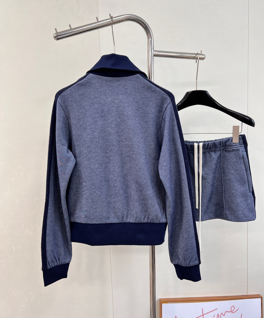 🆕 MIUMIU 新款撞色翻领刺绣字母短款外套，定制YB斜纹全棉材质，质感细腻，垂顺舒适，立领夹克外套，