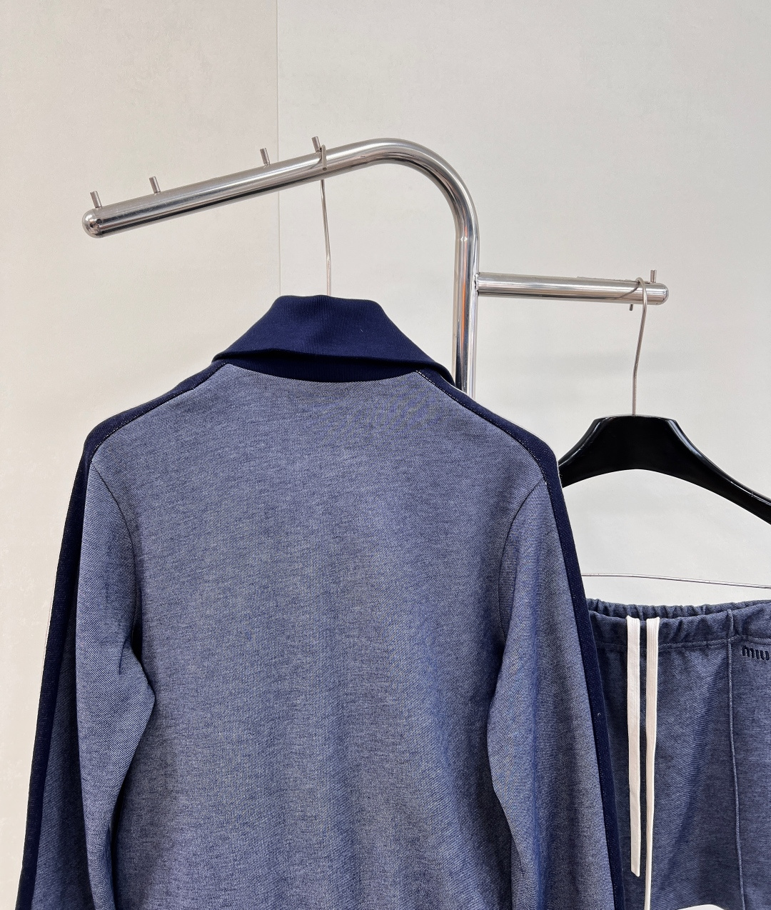 🆕 MIUMIU 新款撞色翻领刺绣字母短款外套，定制YB斜纹全棉材质，质感细腻，垂顺舒适，立领夹克外套，