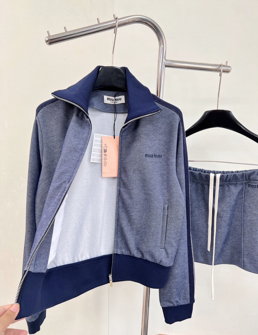 🆕 MIUMIU 新款撞色翻领刺绣字母短款外套，定制YB斜纹全棉材质，质感细腻，垂顺舒适，立领夹克外套，