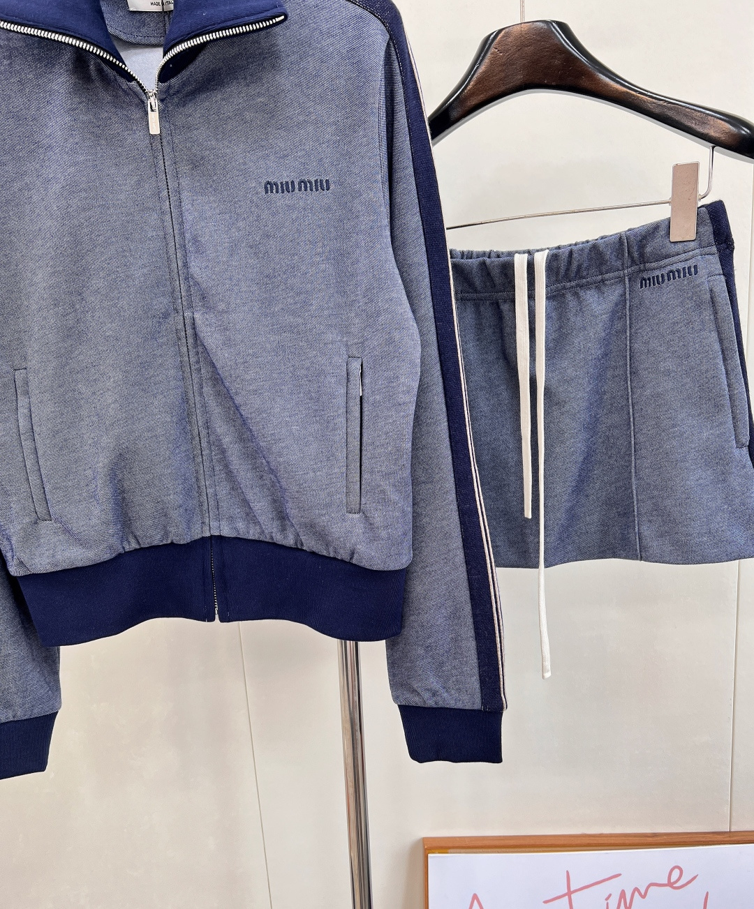 🆕 MIUMIU 新款撞色翻领刺绣字母短款外套，定制YB斜纹全棉材质，质感细腻，垂顺舒适，立领夹克外套，