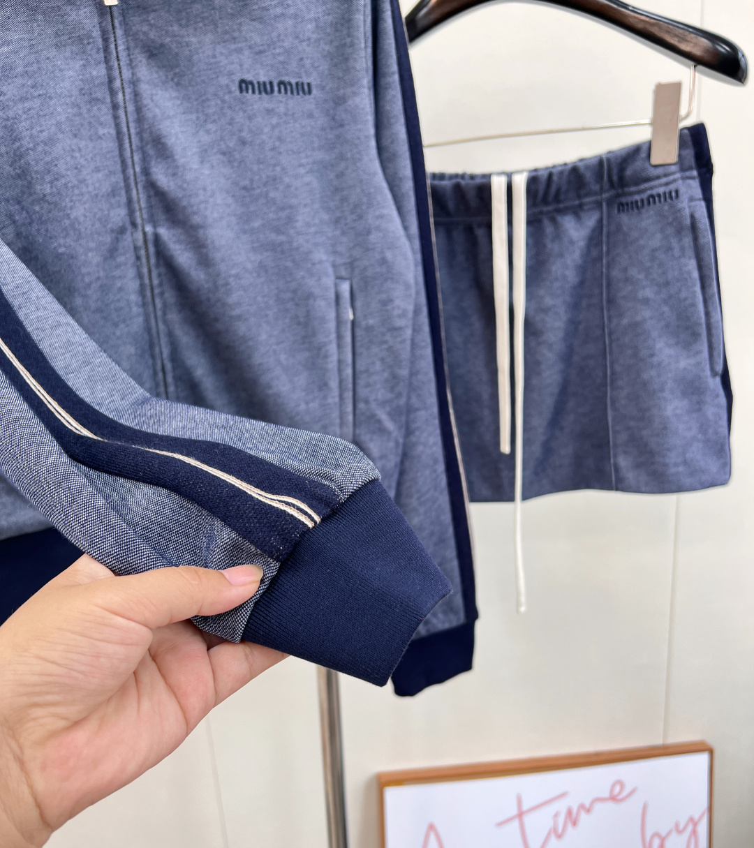 🆕 MIUMIU 新款撞色翻领刺绣字母短款外套，定制YB斜纹全棉材质，质感细腻，垂顺舒适，立领夹克外套，