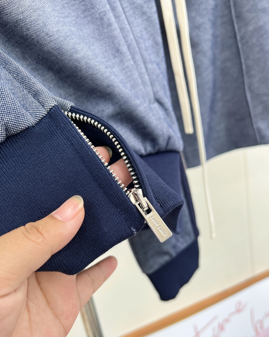 🆕 MIUMIU 新款撞色翻领刺绣字母短款外套，定制YB斜纹全棉材质，质感细腻，垂顺舒适，立领夹克外套，