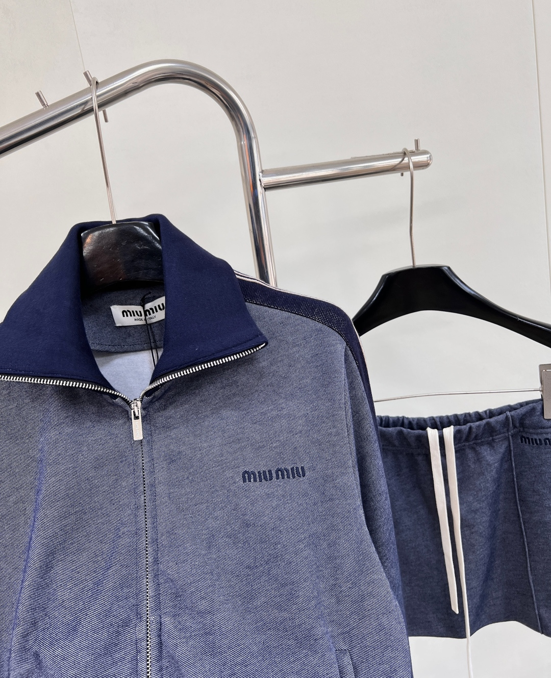 🆕 MIUMIU 新款撞色翻领刺绣字母短款外套，定制YB斜纹全棉材质，质感细腻，垂顺舒适，立领夹克外套，
