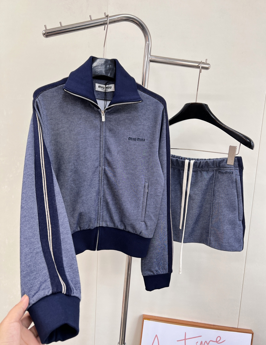 🆕 MIUMIU 新款撞色翻领刺绣字母短款外套，定制YB斜纹全棉材质，质感细腻，垂顺舒适，立领夹克外套，