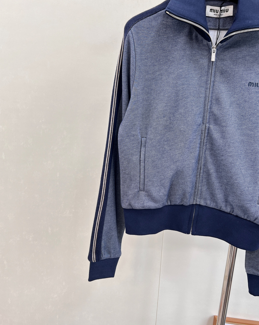 🆕 MIUMIU 新款撞色翻领刺绣字母短款外套，定制YB斜纹全棉材质，质感细腻，垂顺舒适，立领夹克外套，