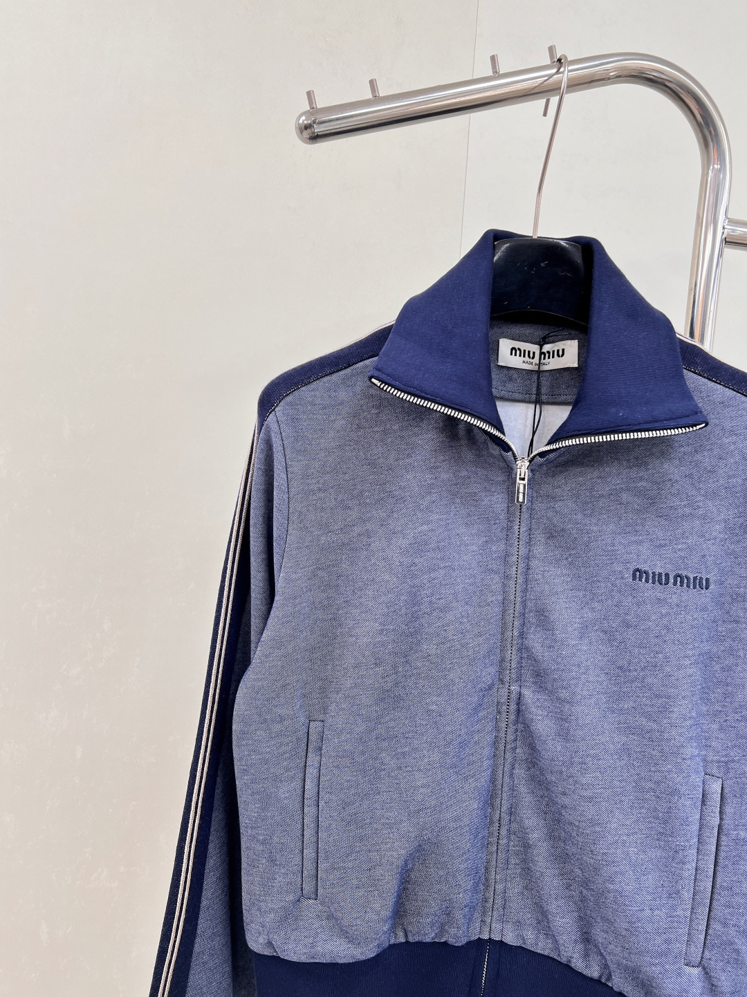 🆕 MIUMIU 新款撞色翻领刺绣字母短款外套，定制YB斜纹全棉材质，质感细腻，垂顺舒适，立领夹克外套，