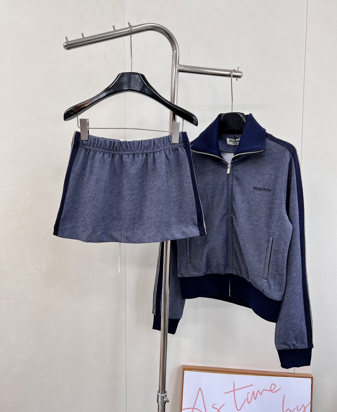 🆕 MIUMIU 新款撞色侧边织带刺绣字母半裙，定制YB斜纹全棉材质，质感细腻，垂顺舒适，撞色包边弹力织