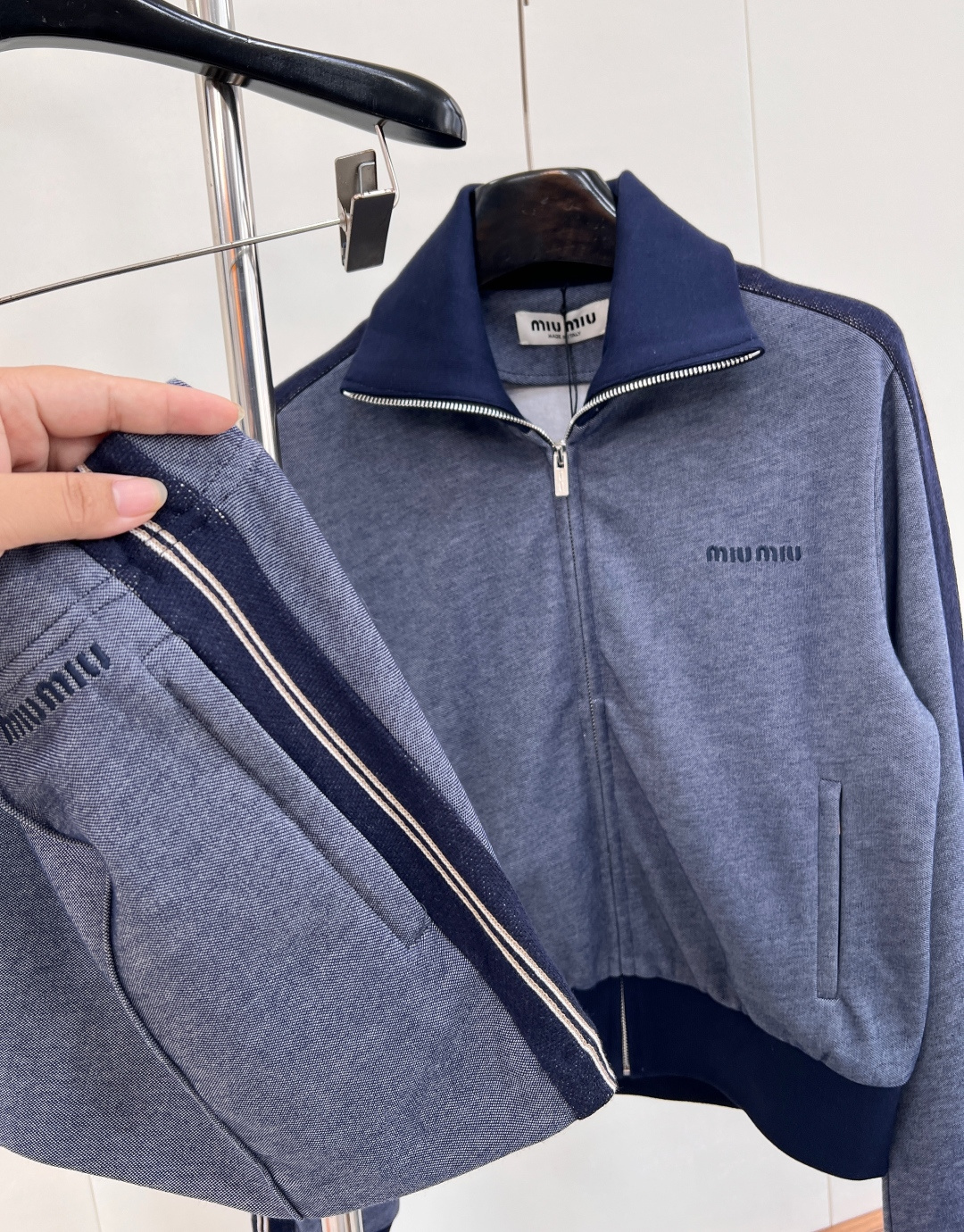 🆕 MIUMIU 新款撞色侧边织带刺绣字母半裙，定制YB斜纹全棉材质，质感细腻，垂顺舒适，撞色包边弹力织