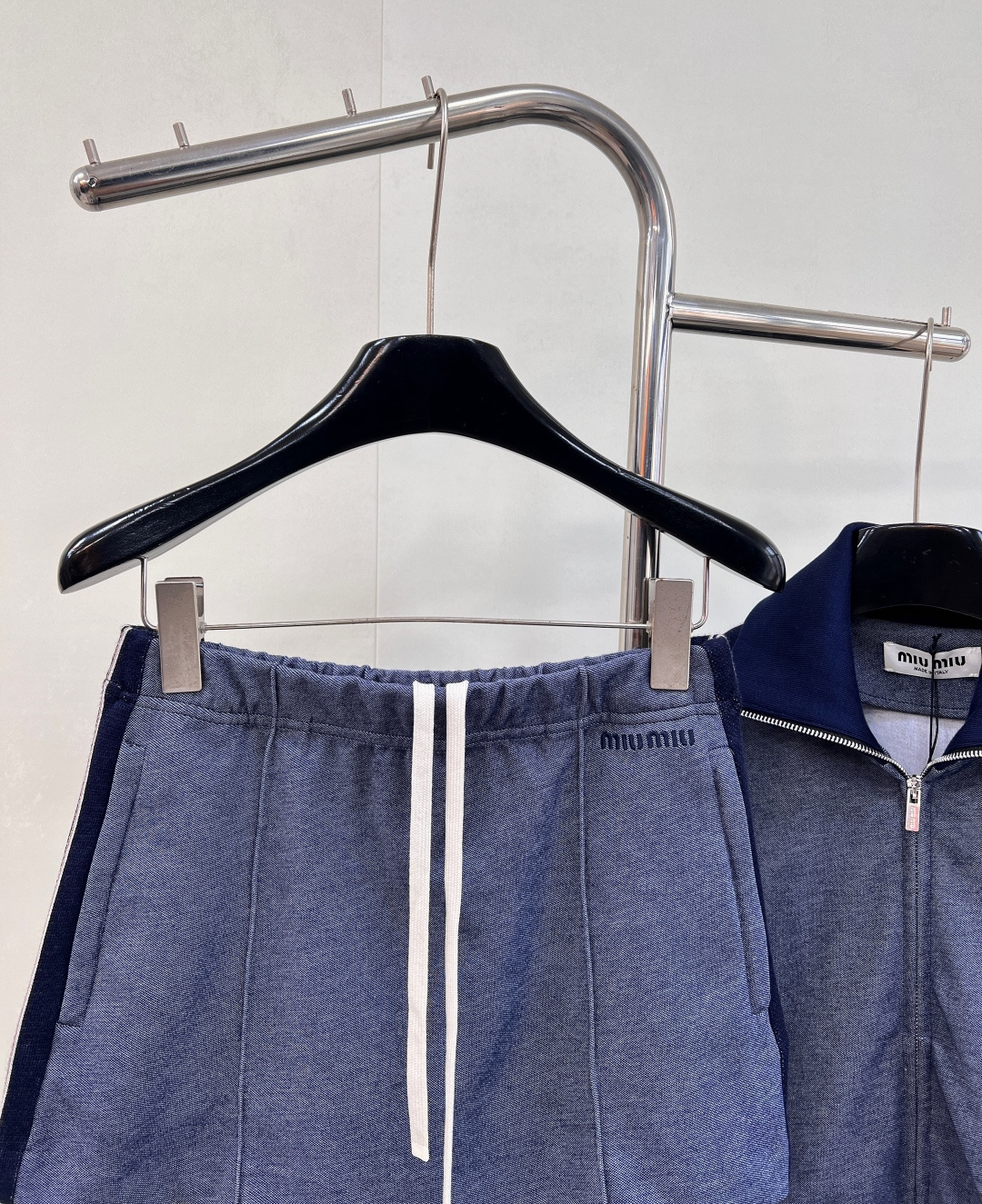 🆕 MIUMIU 新款撞色侧边织带刺绣字母半裙，定制YB斜纹全棉材质，质感细腻，垂顺舒适，撞色包边弹力织