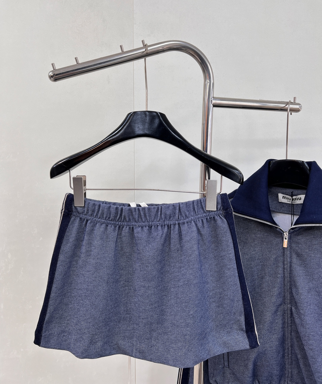 🆕 MIUMIU 新款撞色侧边织带刺绣字母半裙，定制YB斜纹全棉材质，质感细腻，垂顺舒适，撞色包边弹力织