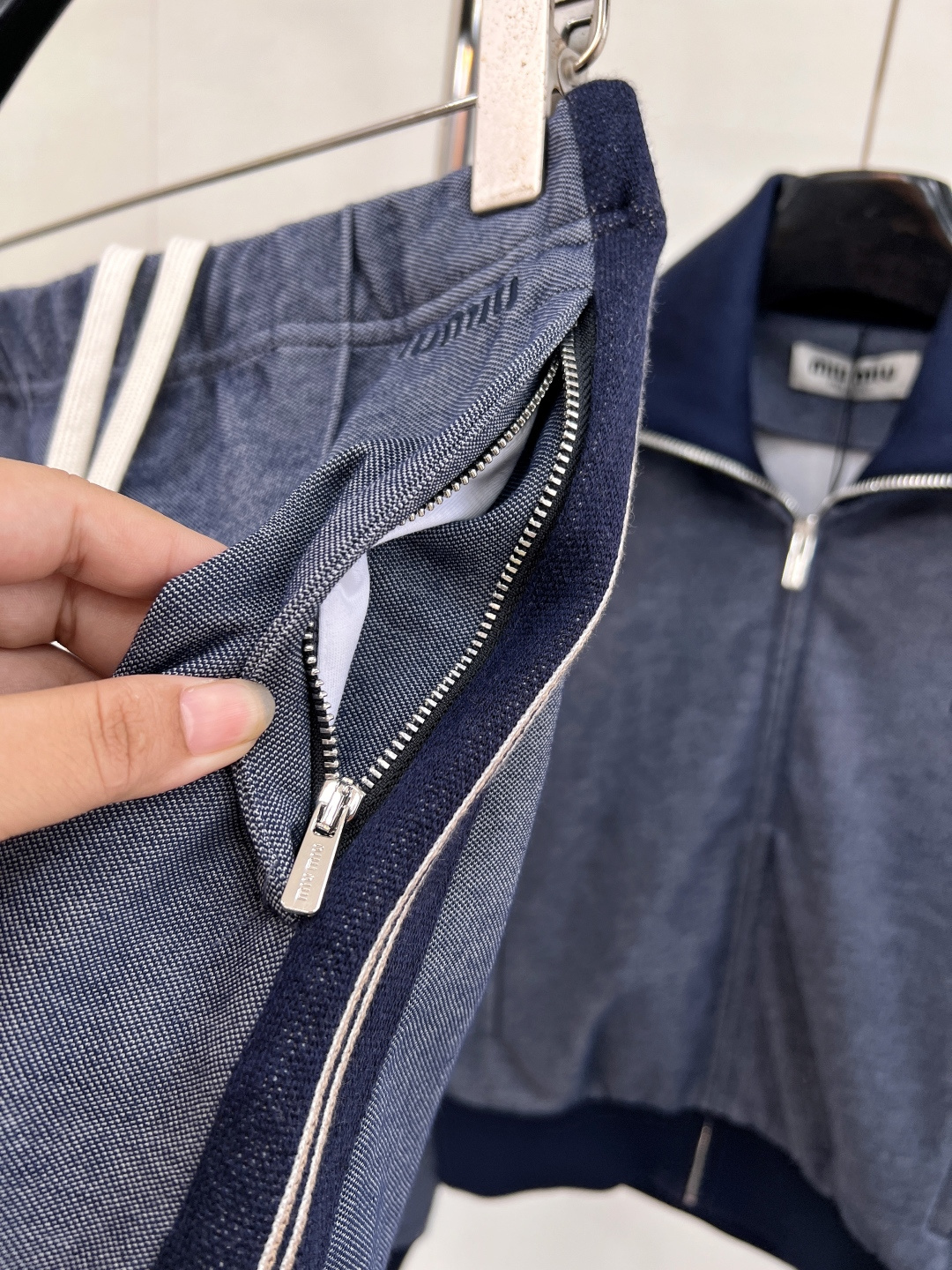 🆕 MIUMIU 新款撞色侧边织带刺绣字母半裙，定制YB斜纹全棉材质，质感细腻，垂顺舒适，撞色包边弹力织