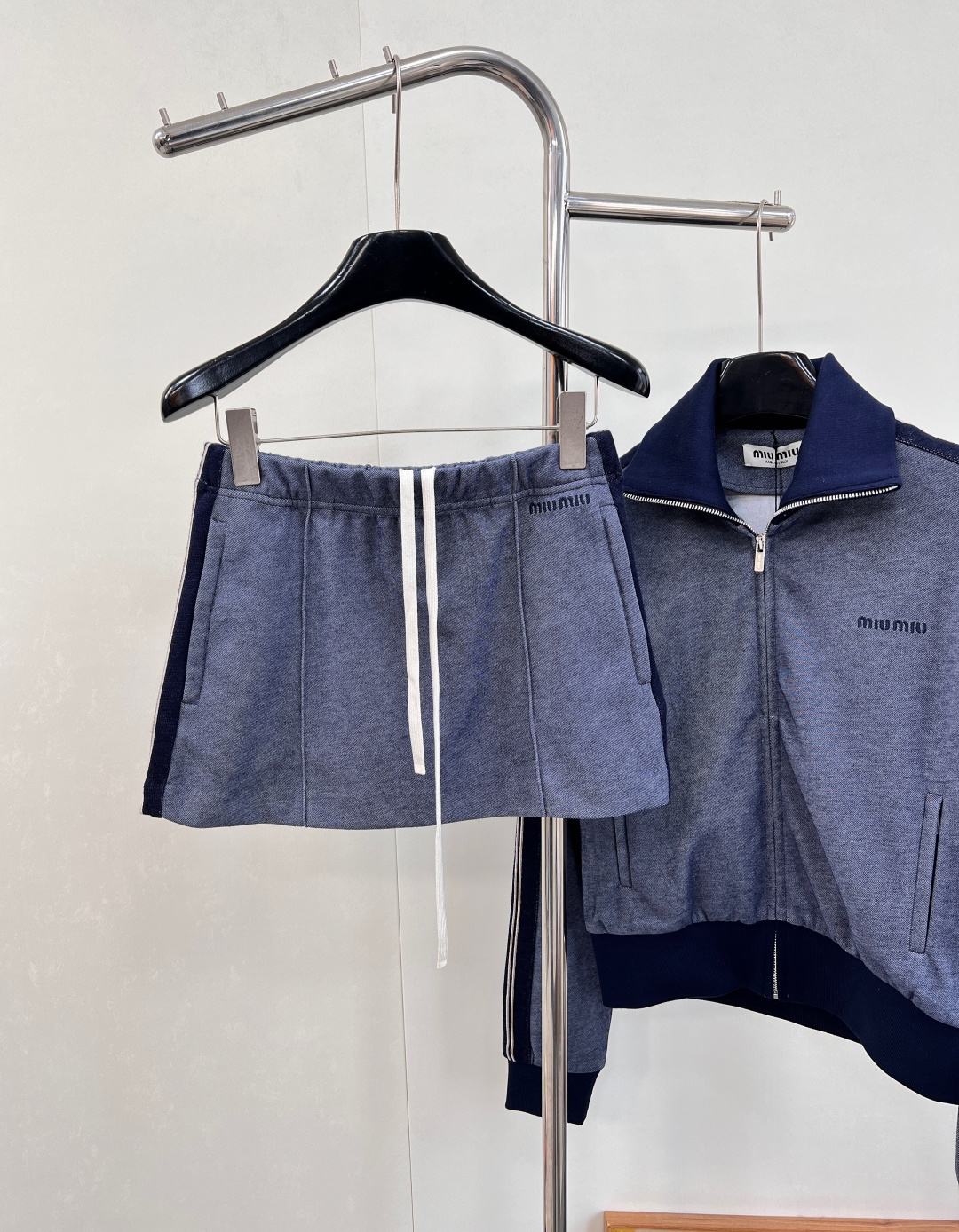 NO:560503,MIUMIU's new contrasting side webbing embroidered letter skirt, made of customized YB twill cotton material, has a delicate texture, smooth and comfortable, contrasting elastic webbing extends on both sides, easily outlines the relaxed lines, and the elastic waist drawstring can be adjusted for easy putting on and taking off. The logo zipper pocket with embroidered letter logo hardware on the front, perfect detail processing, highlights the brand tone. Playful and age-reducing, the short silhouette optimizes the proportions, and small people can easily control long legs with the same series of jackets.  Winter retro fashion｜Unlock new inspiration for American college style outfits, complete three standards, large shipments, size sml code, miumiu, skirts, jackets & coats, alexander wang19860909MIUMIU 新款撞色侧边织带刺绣字母半裙,定制YB斜纹全棉材质,质感细腻,垂顺舒适,撞色包边弹力织带,两侧延伸,轻松勾勒松弛感线条,弹力腰抽绳调节穿脱方便.前幅字母徽标刺绣五金的logo拉链口袋,细节处理满分,彰显品牌调性.俏皮减龄 短款廓形优化比例,小个子也能轻松驾驭大长腿搭配同系列外套, 冬日复古时髦｜解锁美式学院风穿搭新灵感,三标齐全,大货出 尺码sml 编码,,miumiu,skirts,jackets & coats,alexander wang,Women's clothing