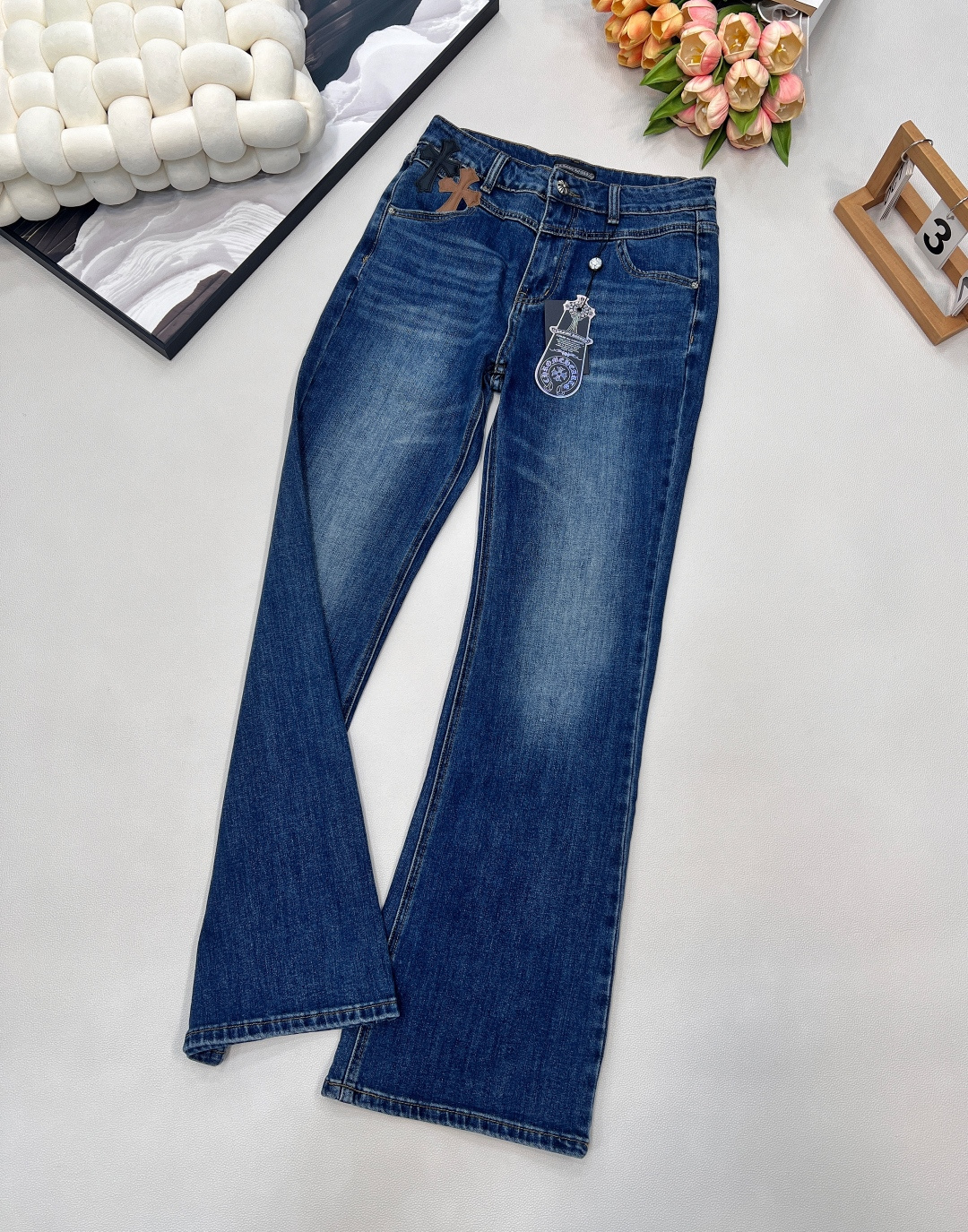NO:562109,Chrome Hearts 25Fw new autumn and winter style cross-embellished irregular slightly flared elastic denim trousers丨Exclusive high-end version!  Super versatile!  Available for all seasons, this is a must-have item that you can’t miss!  Pair it with a pair of styles to look good on the street and create a hot girl style anytime, anywhere!  The most dazzling leg essence on the street this autumn and winter!  Complete three standards, large shipments, size sml code, chrome hearts, alexander wang19860909Chrome Hearts 25Fw秋冬新款 十字架装饰不规则微喇弹性牛仔长裤丨独家高版出品！超级百搭！四季可盘,不容错过的牛货一枚！搭配一双版型就hin好看的出街 随时随地营造辣妹风女孩！这个秋冬最街上最耀眼的腿精！三标齐全,大货出 尺码sml 编码,,chrome hearts,alexander wang,Women's clothing