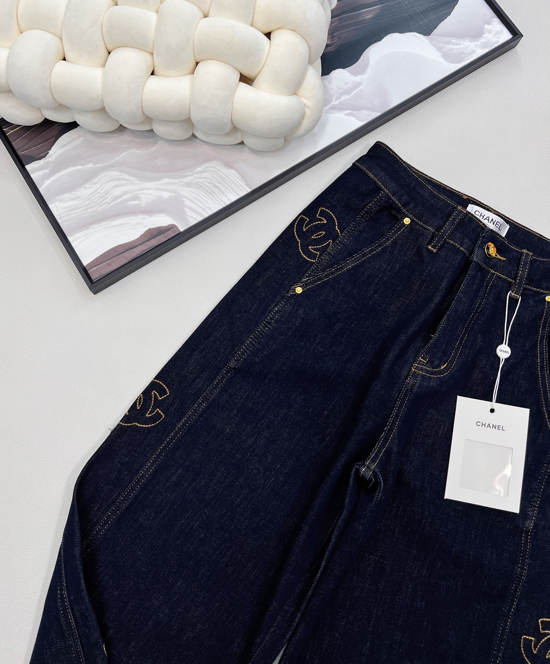 🆕CHANEL新款小香风四面弹侧边logo刺绣拼接弹力直筒裤，采用酵洗水洗工艺，棉弹牛仔面料，质地亲肤柔