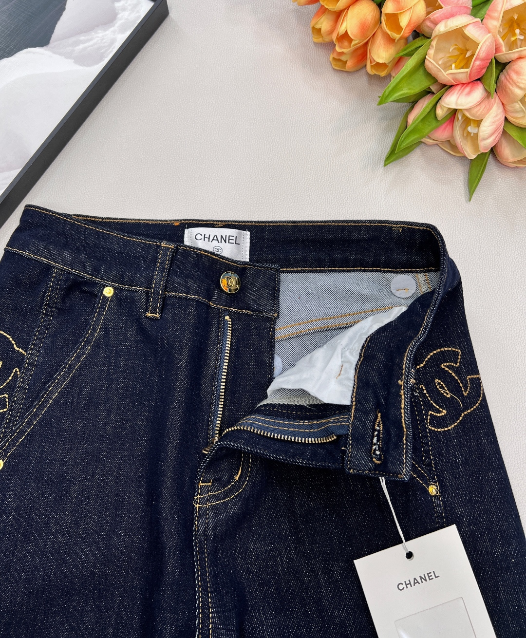 🆕CHANEL新款小香风四面弹侧边logo刺绣拼接弹力直筒裤，采用酵洗水洗工艺，棉弹牛仔面料，质地亲肤柔