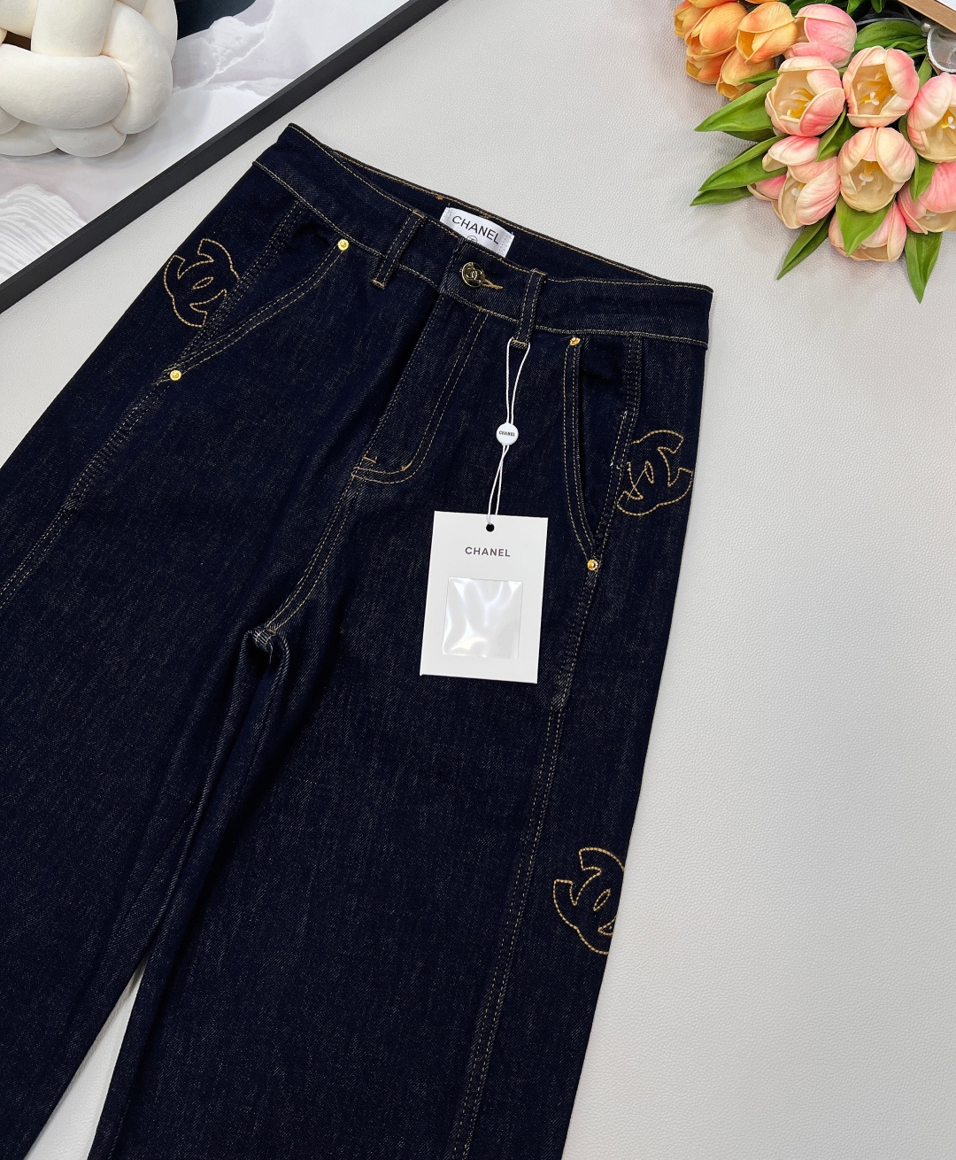 🆕CHANEL新款小香风四面弹侧边logo刺绣拼接弹力直筒裤，采用酵洗水洗工艺，棉弹牛仔面料，质地亲肤柔