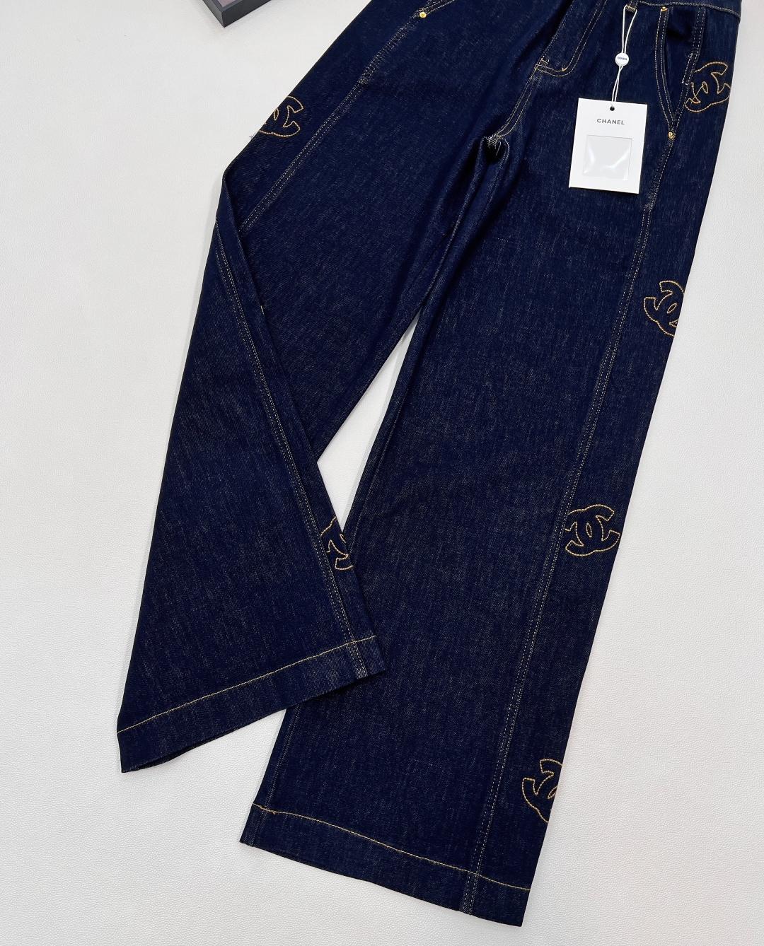 🆕CHANEL新款小香风四面弹侧边logo刺绣拼接弹力直筒裤，采用酵洗水洗工艺，棉弹牛仔面料，质地亲肤柔
