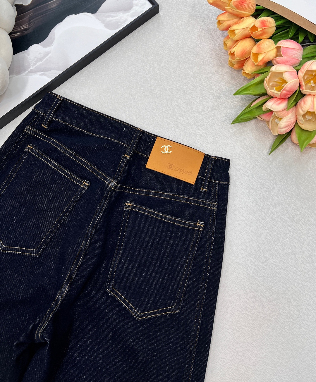 🆕CHANEL新款小香风四面弹侧边logo刺绣拼接弹力直筒裤，采用酵洗水洗工艺，棉弹牛仔面料，质地亲肤柔