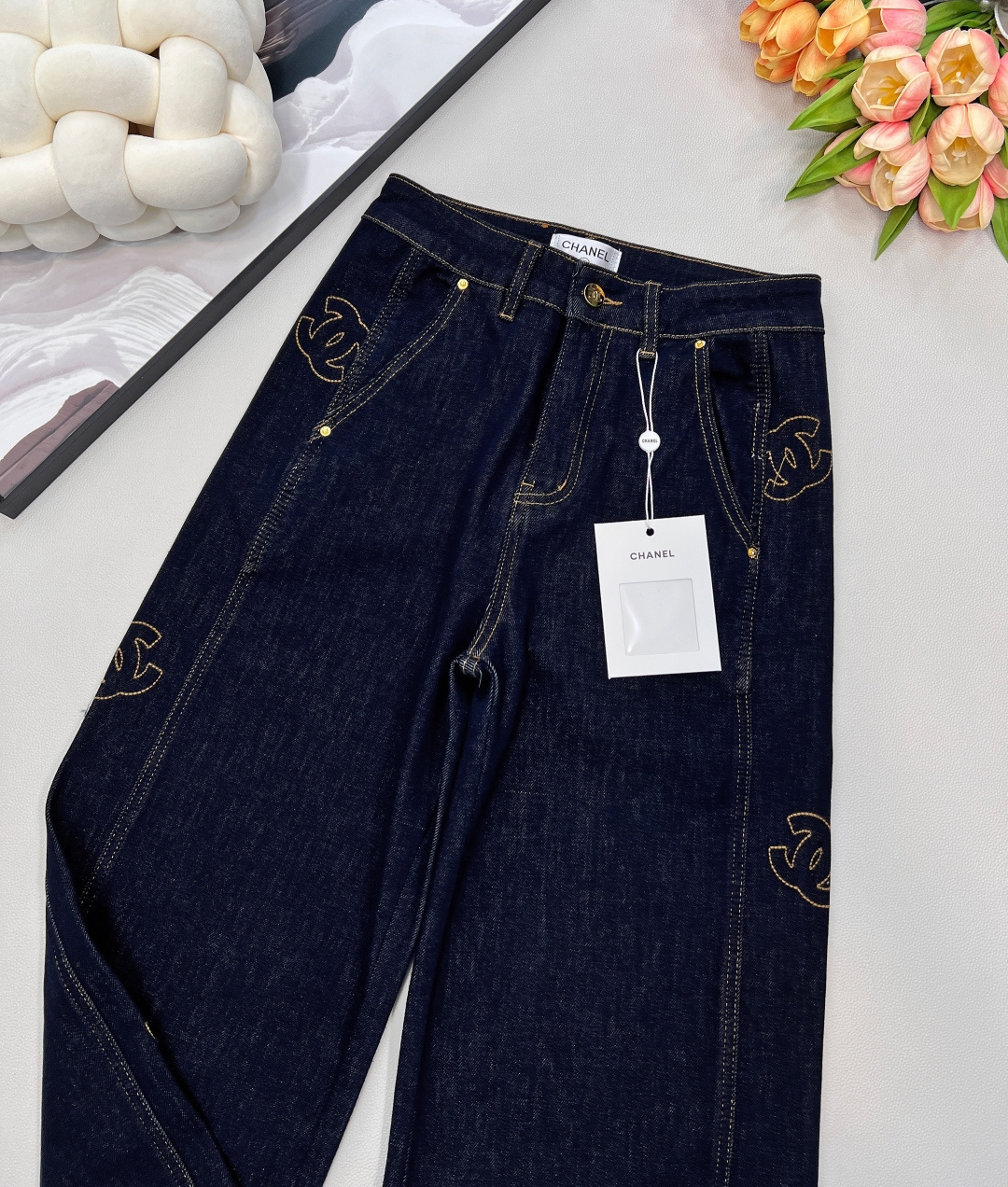 🆕CHANEL新款小香风四面弹侧边logo刺绣拼接弹力直筒裤，采用酵洗水洗工艺，棉弹牛仔面料，质地亲肤柔
