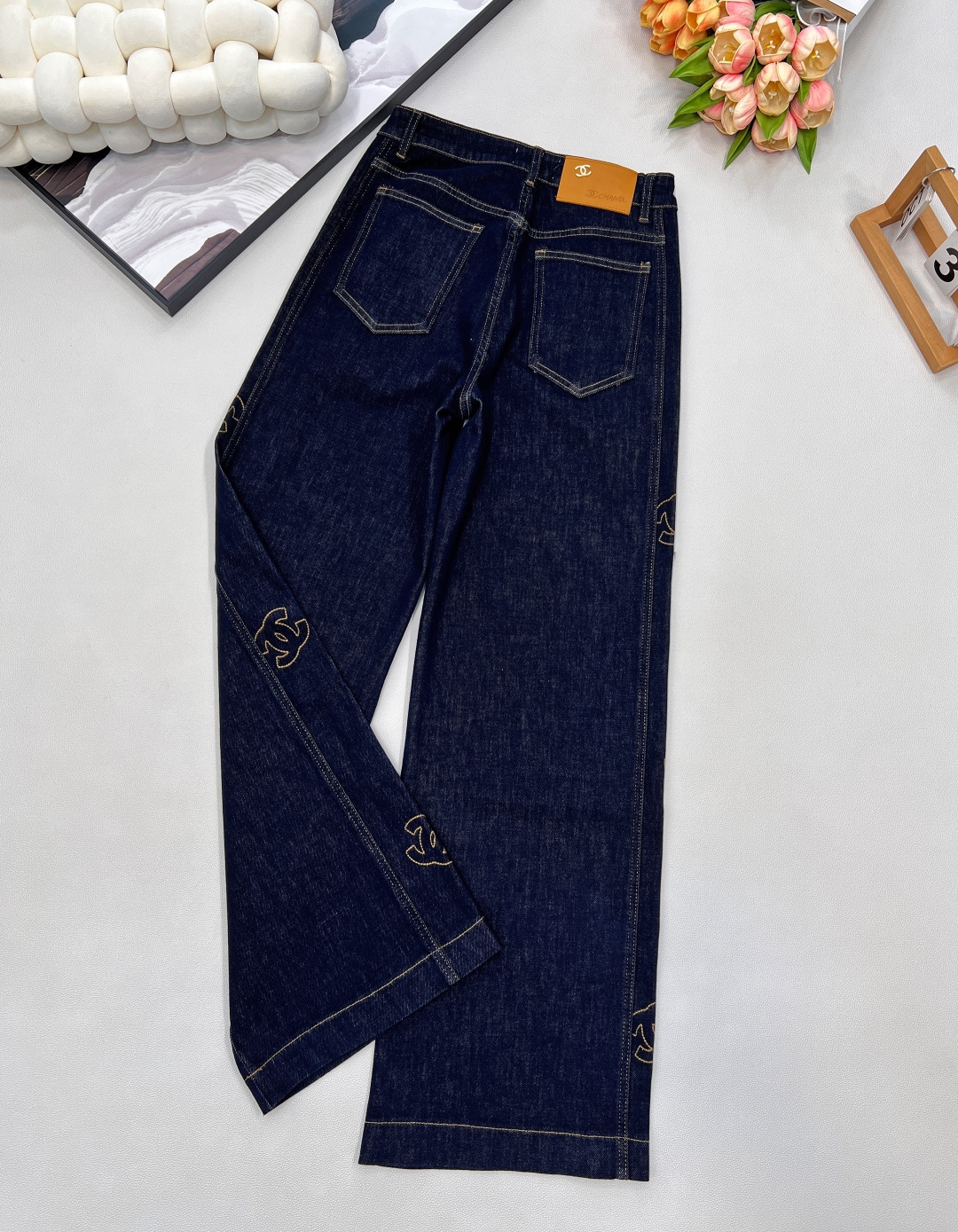 🆕CHANEL新款小香风四面弹侧边logo刺绣拼接弹力直筒裤，采用酵洗水洗工艺，棉弹牛仔面料，质地亲肤柔