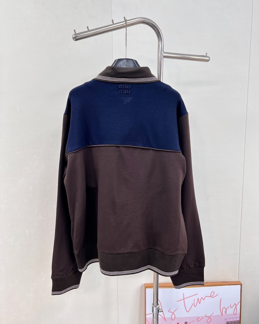 🆕Miumiu25Fw早秋新款斜拉链翻领卫衣丨⚠独家yb开发!高版出品!拉链式翻领既休闲又cool🕶斜拉