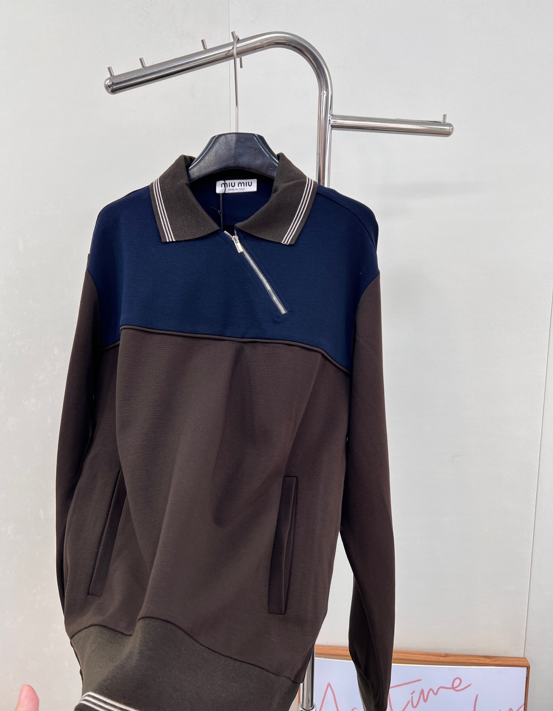 🆕Miumiu25Fw早秋新款斜拉链翻领卫衣丨⚠独家yb开发!高版出品!拉链式翻领既休闲又cool🕶斜拉