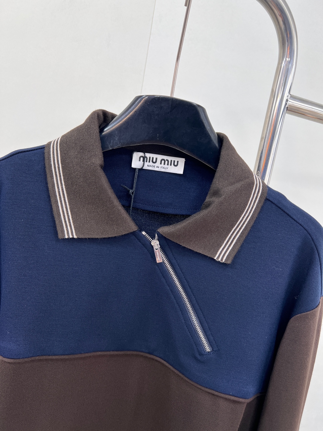 🆕Miumiu25Fw早秋新款斜拉链翻领卫衣丨⚠独家yb开发!高版出品!拉链式翻领既休闲又cool🕶斜拉