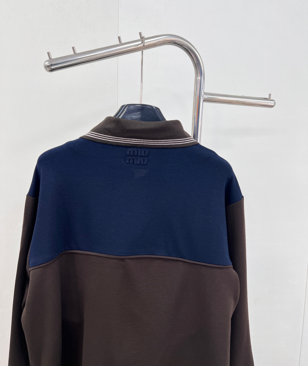 🆕Miumiu25Fw早秋新款斜拉链翻领卫衣丨⚠独家yb开发!高版出品!拉链式翻领既休闲又cool🕶斜拉