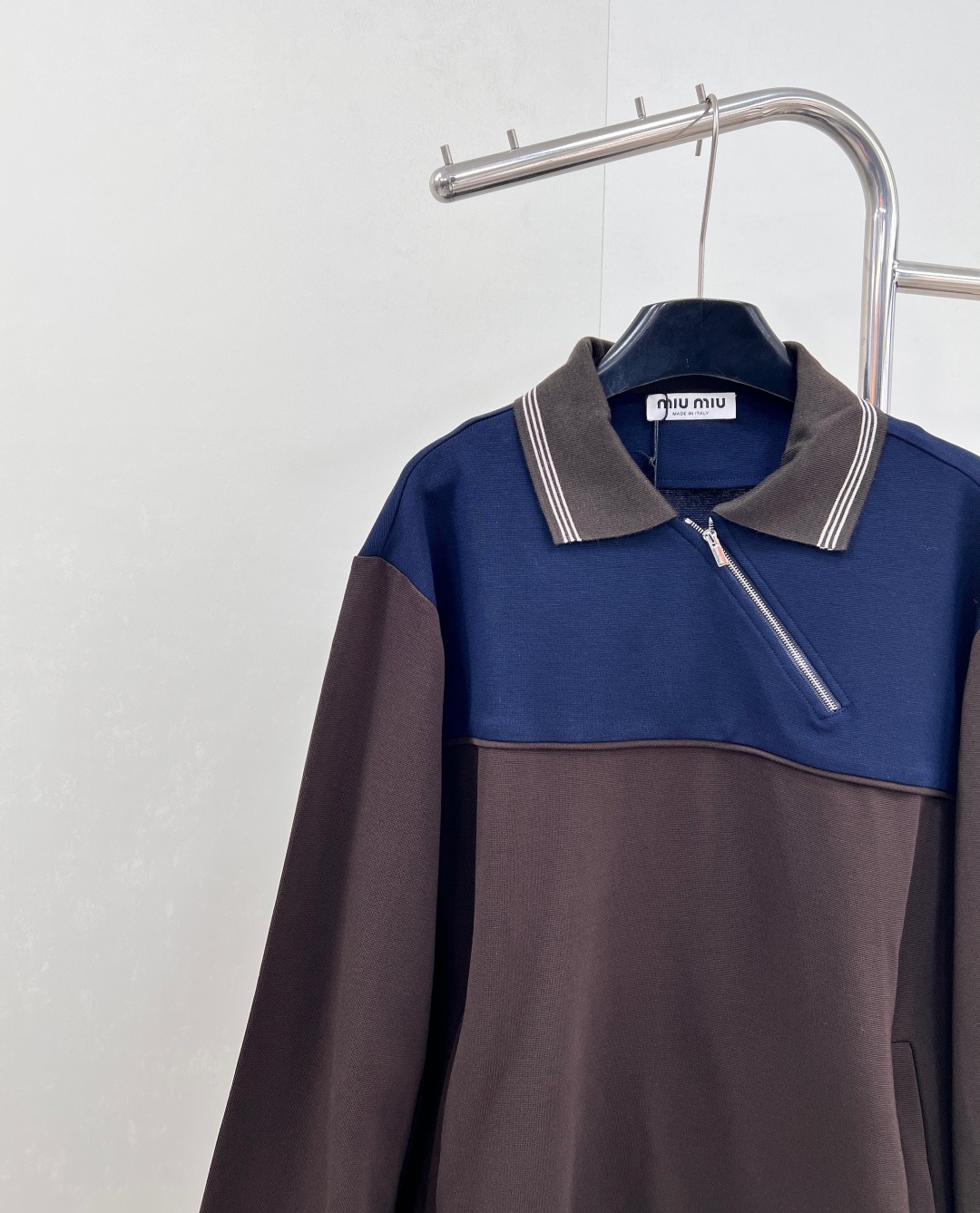 🆕Miumiu25Fw早秋新款斜拉链翻领卫衣丨⚠独家yb开发!高版出品!拉链式翻领既休闲又cool🕶斜拉