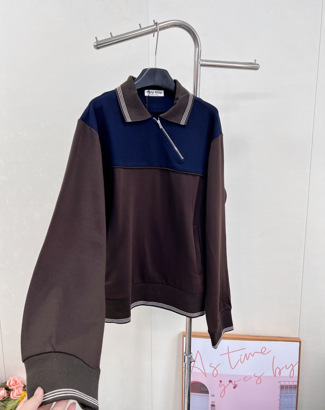 🆕Miumiu25Fw早秋新款斜拉链翻领卫衣丨⚠独家yb开发!高版出品!拉链式翻领既休闲又cool🕶斜拉