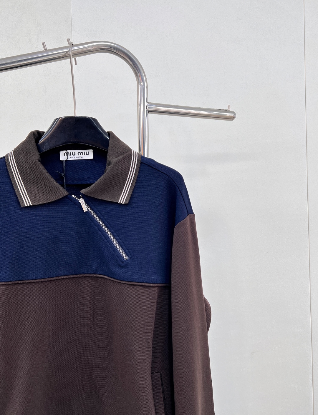 🆕Miumiu25Fw早秋新款斜拉链翻领卫衣丨⚠独家yb开发!高版出品!拉链式翻领既休闲又cool🕶斜拉