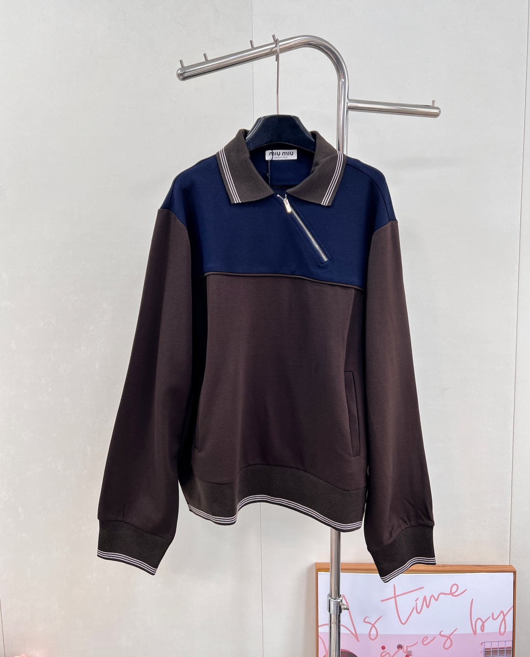 🆕Miumiu25Fw早秋新款斜拉链翻领卫衣丨⚠独家yb开发！高版出品！拉链式翻领既休闲又cool🕶斜拉