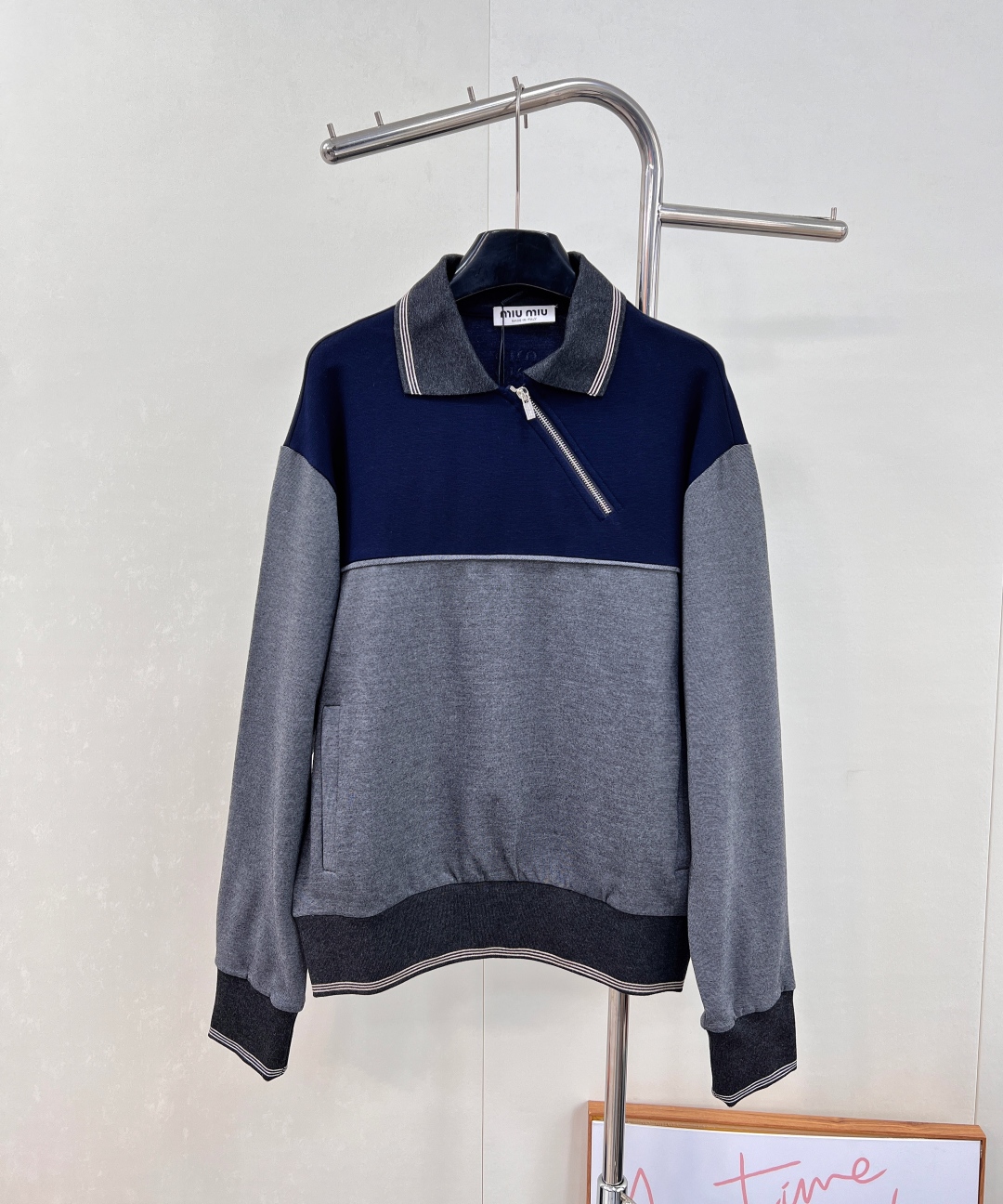 🆕Miumiu25Fw早秋新款斜拉链翻领卫衣丨⚠独家yb开发！高版出品！拉链式翻领既休闲又cool🕶斜拉