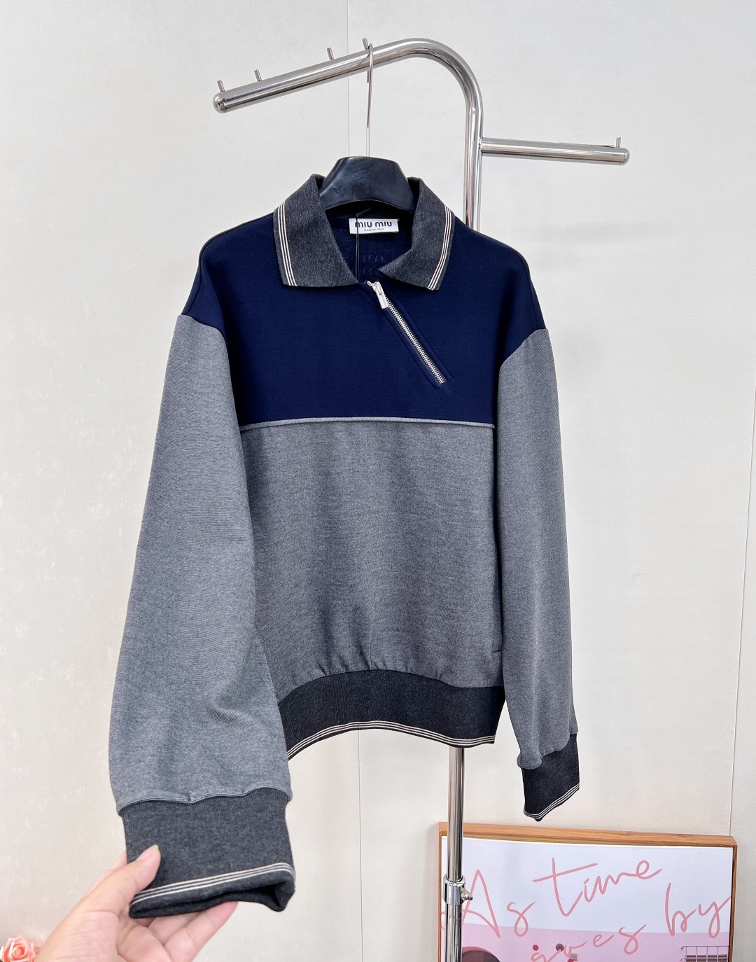 🆕Miumiu25Fw早秋新款斜拉链翻领卫衣丨⚠独家yb开发!高版出品!拉链式翻领既休闲又cool🕶斜拉