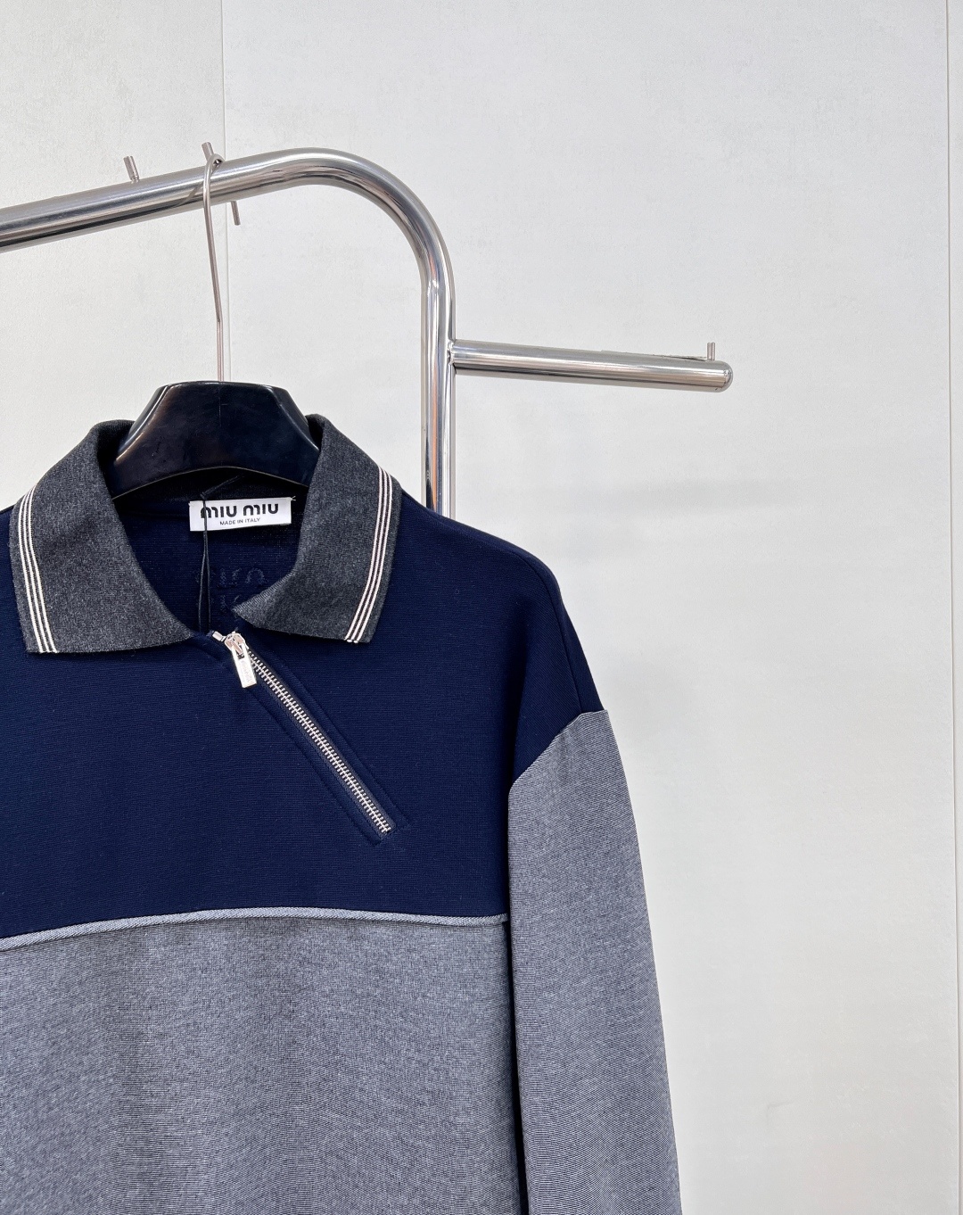 🆕Miumiu25Fw早秋新款斜拉链翻领卫衣丨⚠独家yb开发!高版出品!拉链式翻领既休闲又cool🕶斜拉