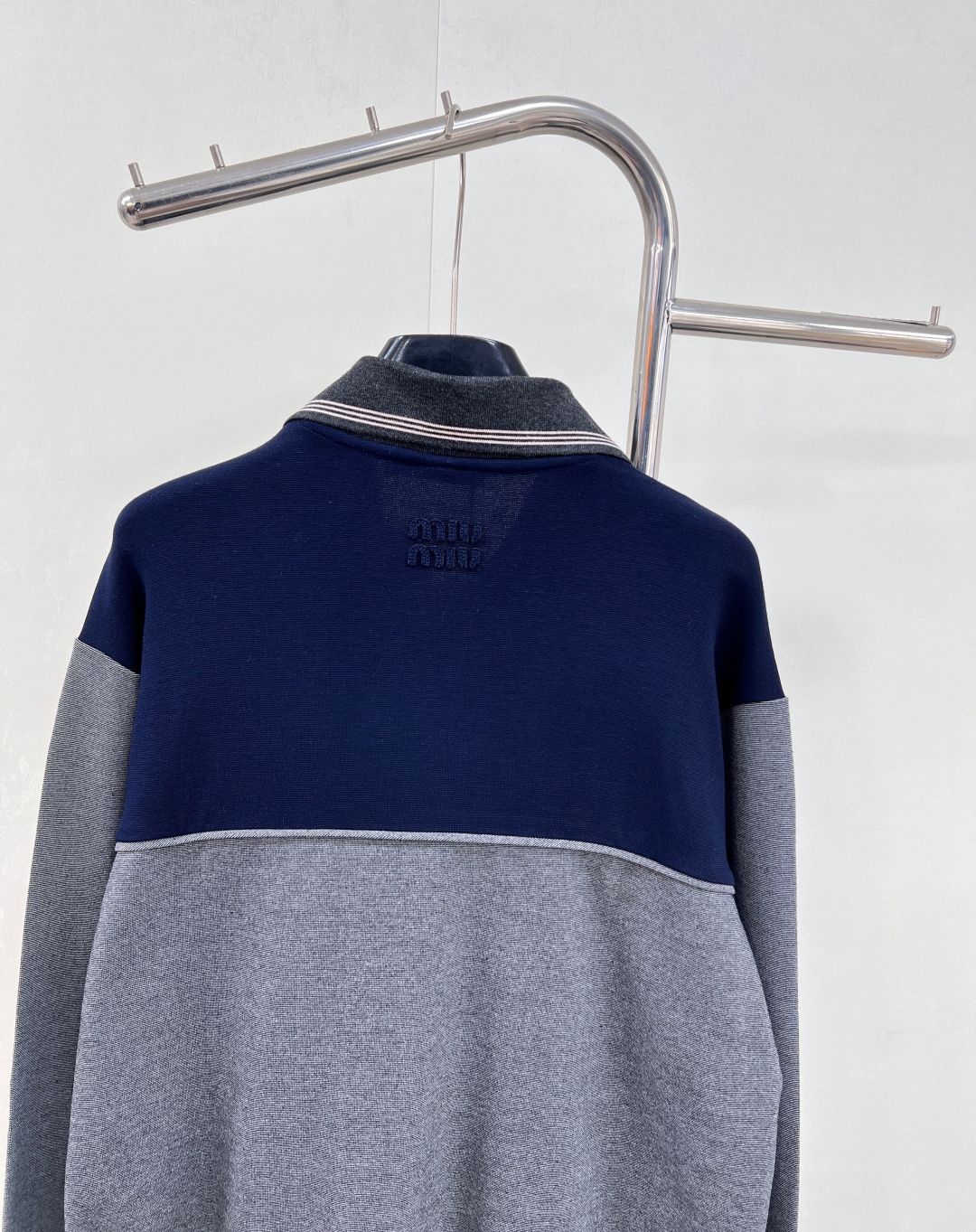 🆕Miumiu25Fw早秋新款斜拉链翻领卫衣丨⚠独家yb开发!高版出品!拉链式翻领既休闲又cool🕶斜拉