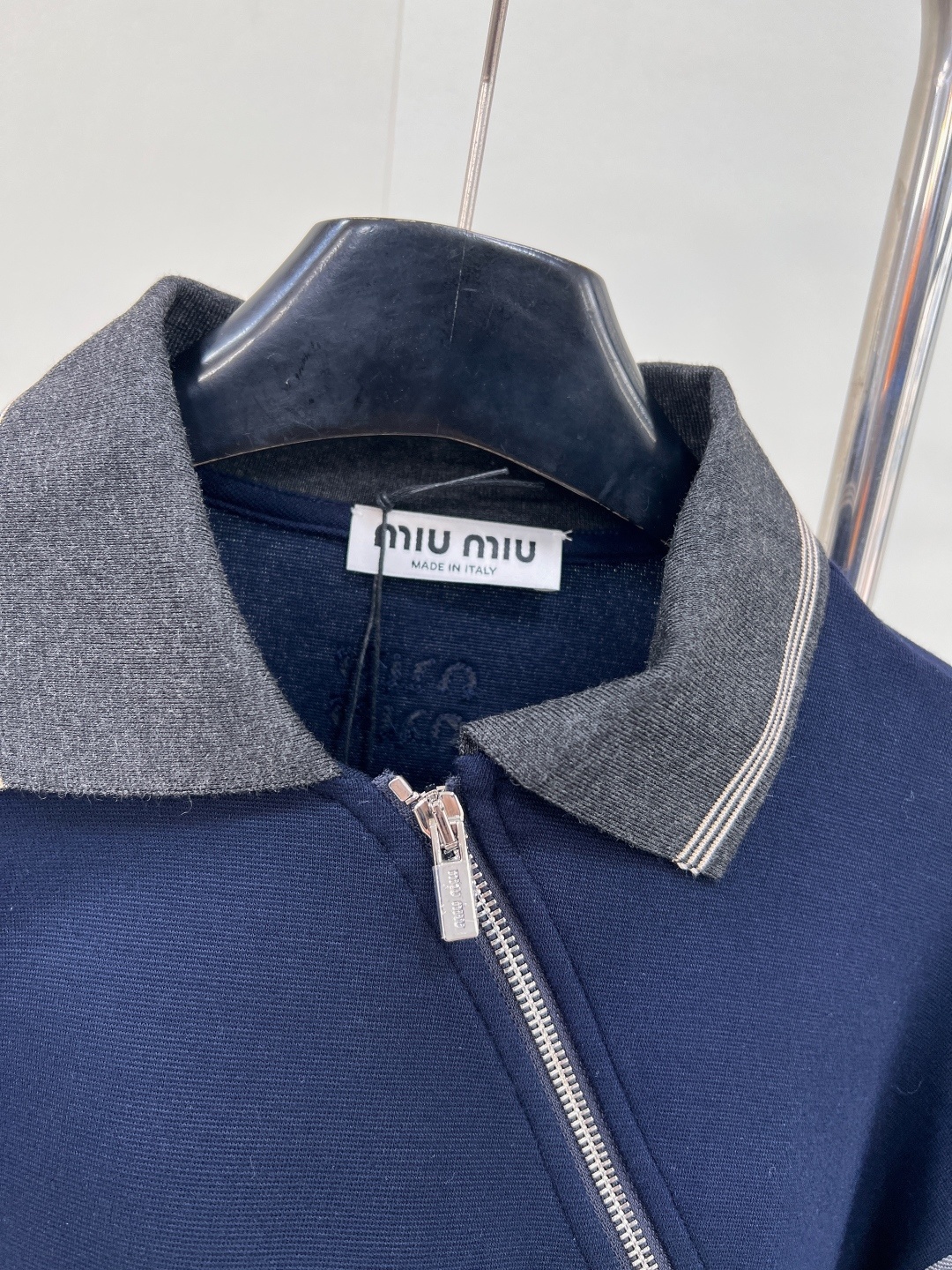 🆕Miumiu25Fw早秋新款斜拉链翻领卫衣丨⚠独家yb开发!高版出品!拉链式翻领既休闲又cool🕶斜拉