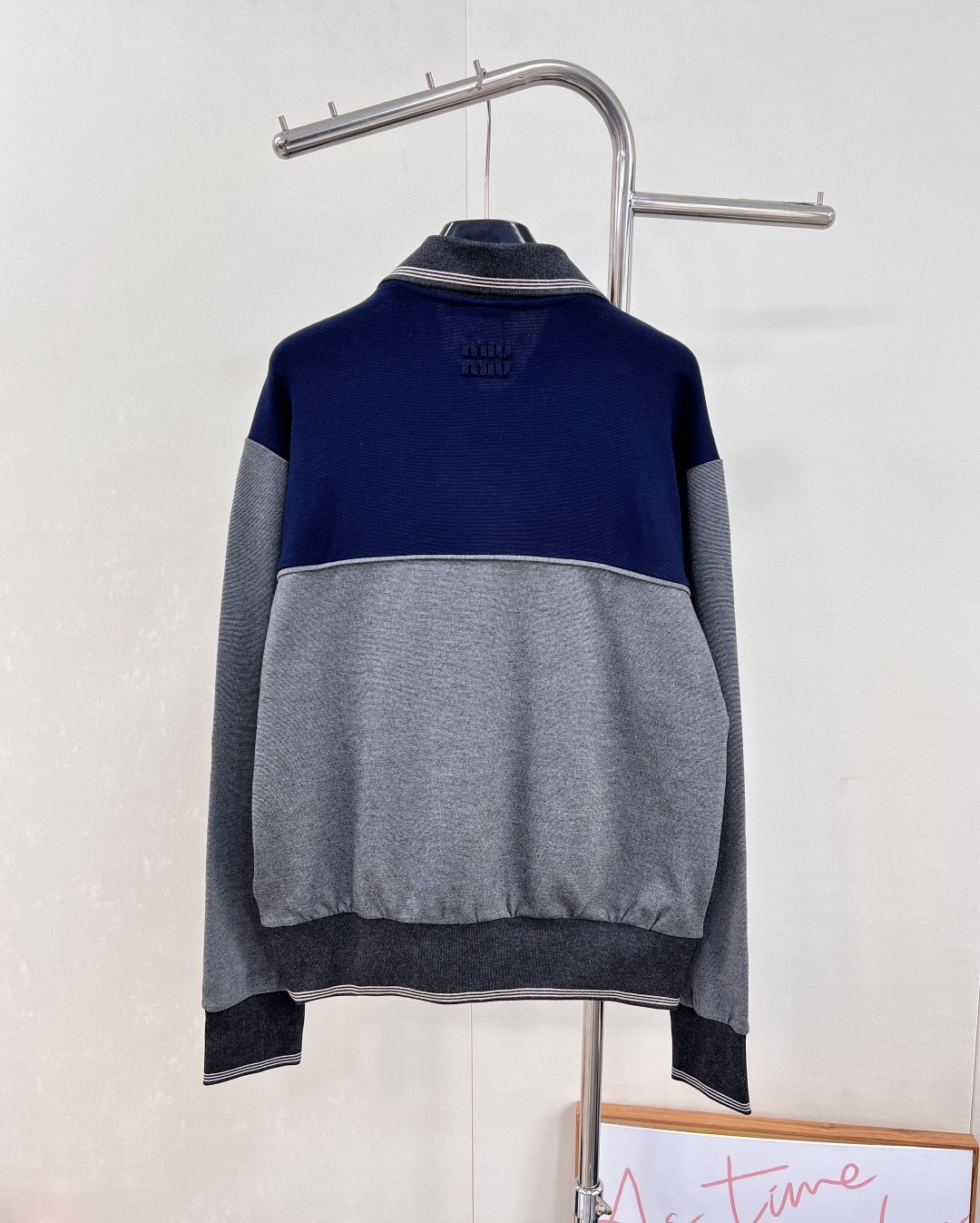 🆕Miumiu25Fw早秋新款斜拉链翻领卫衣丨⚠独家yb开发!高版出品!拉链式翻领既休闲又cool🕶斜拉