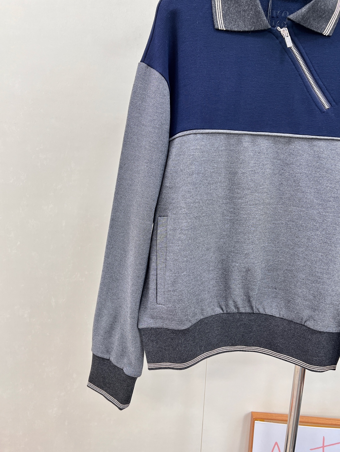 🆕Miumiu25Fw早秋新款斜拉链翻领卫衣丨⚠独家yb开发!高版出品!拉链式翻领既休闲又cool🕶斜拉