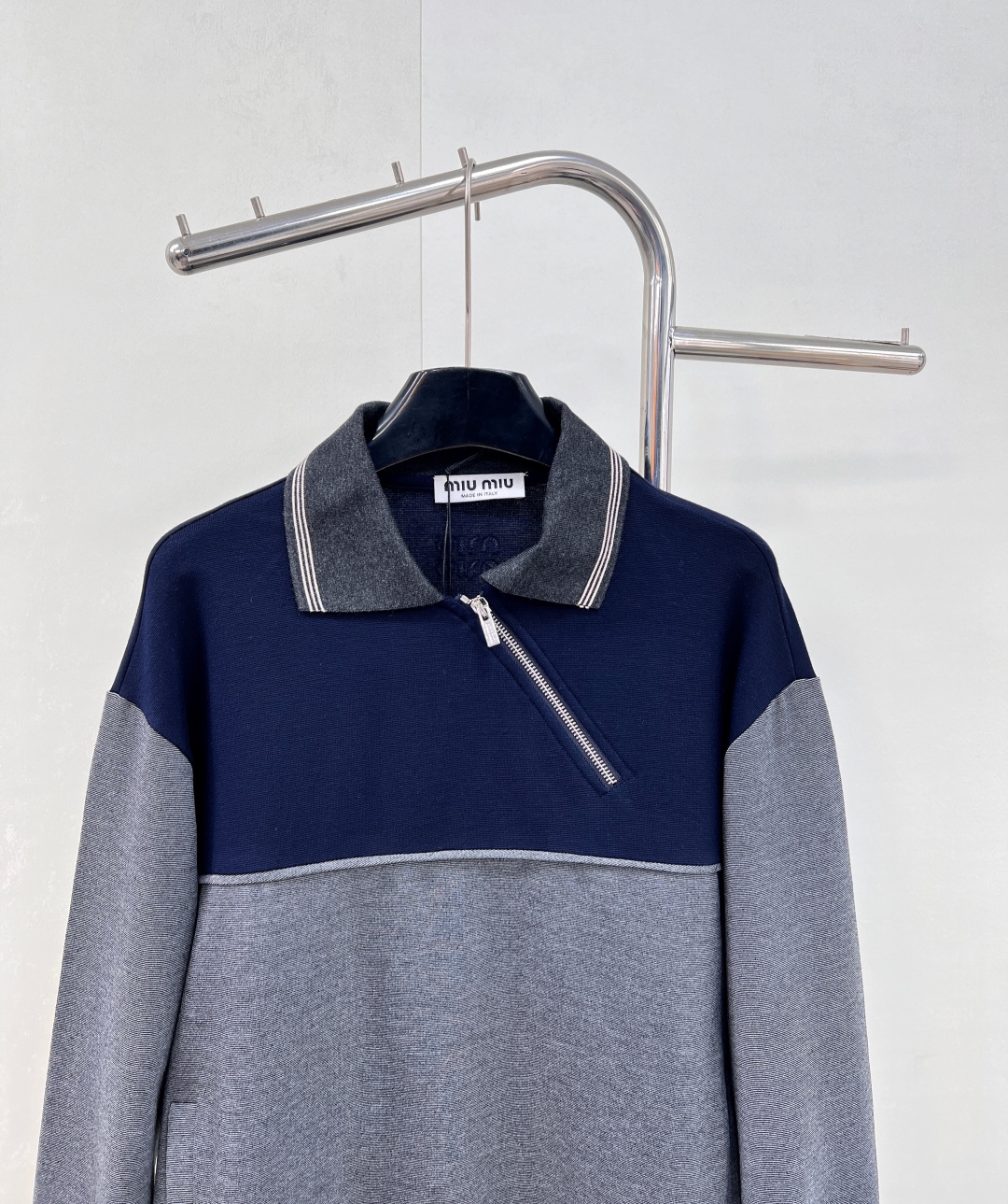 🆕Miumiu25Fw早秋新款斜拉链翻领卫衣丨⚠独家yb开发!高版出品!拉链式翻领既休闲又cool🕶斜拉